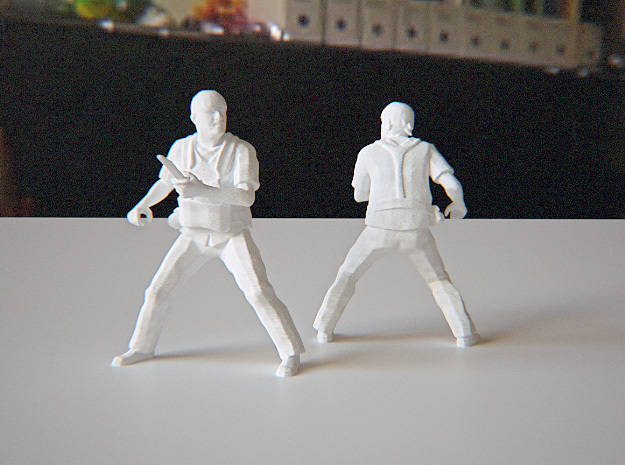 Soldier with Knife 1:24 in White Natural Versatile Plastic