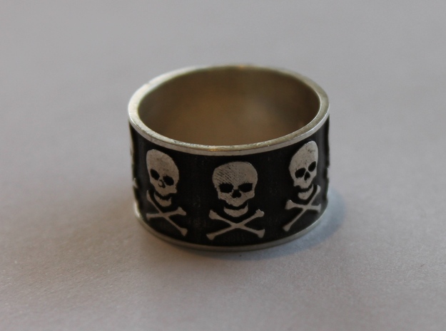 12 Skull and crossbones Ring Size 7.5 in Polished Silver
